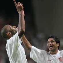 Frédéric Kanouté (links) feiert sein Tor mit Renato