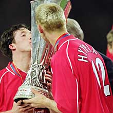 Robbie Fowler (links) und Sami Hyypiä genießen den hart erkämpften Sieg